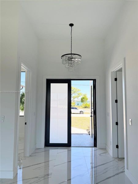 Spacious, unfurnished interior of a new home in , Cape Coral (Image 15).