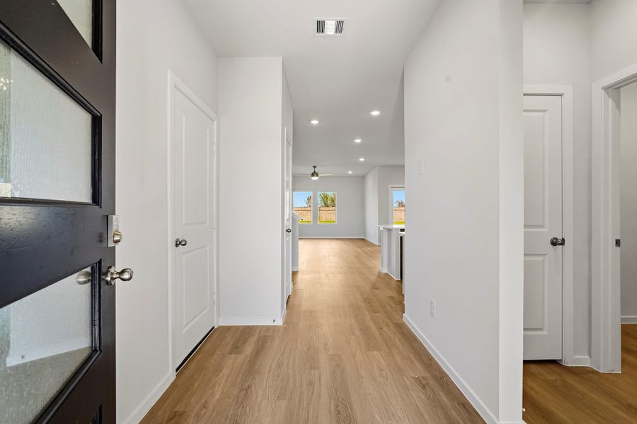 Spacious, unfurnished interior of a new home in Sunterra Lakes, Brookshire (Image 14).