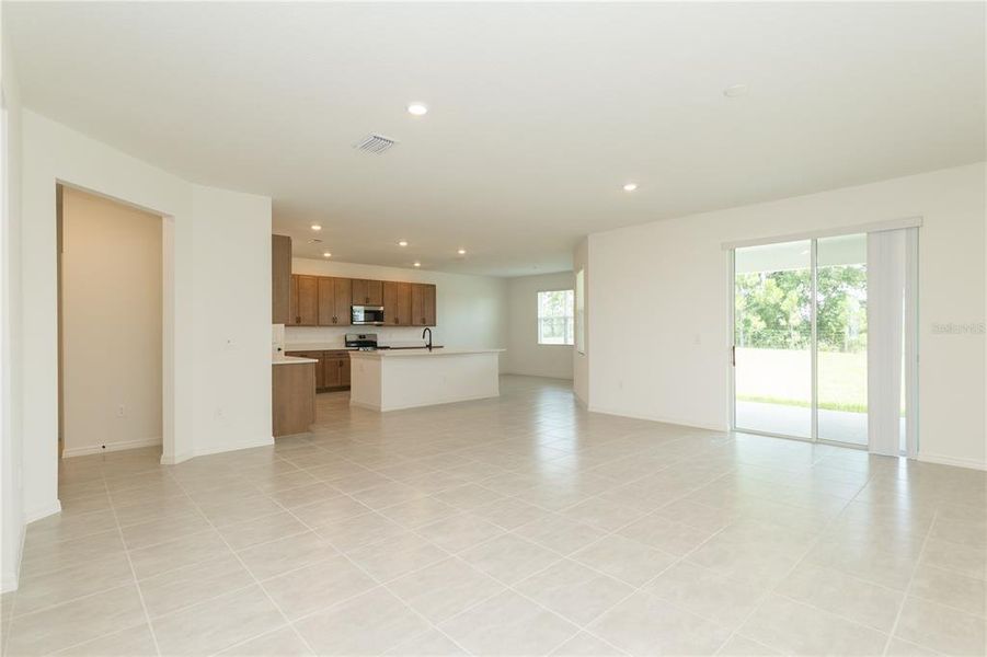 Spacious, unfurnished interior of a new home in , Bartow (Image 29).