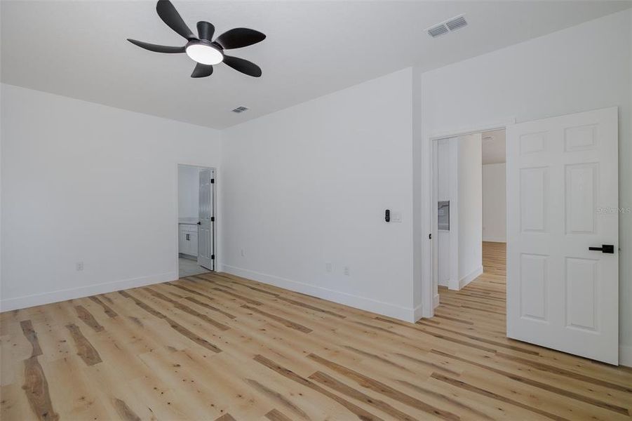 Spacious, unfurnished interior of a new home in , Weeki Wachee (Image 22).