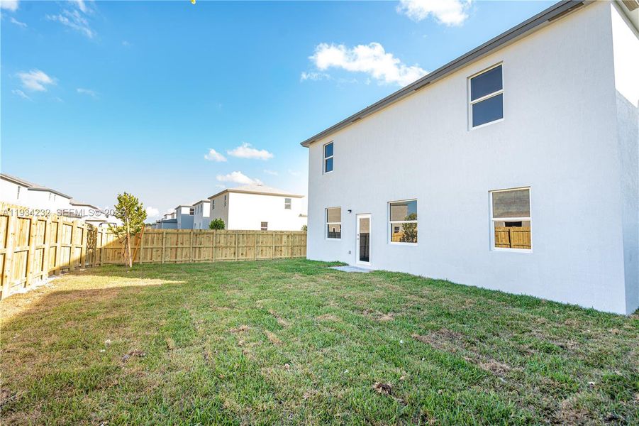 Exterior details and patio area of a home in Acacia Groves, Miami (Image 26).