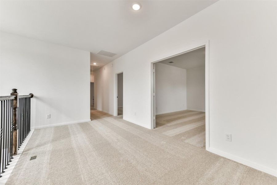 Spacious, unfurnished interior of a new home in Anderson Lake, Houston (Image 16).