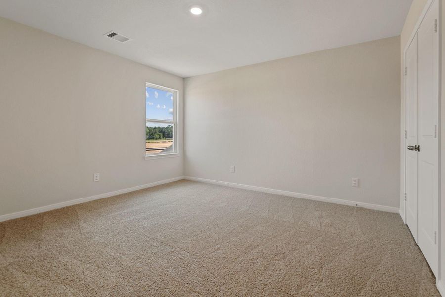 Spacious, unfurnished interior of a new home in Sweetwater Ridge, Conroe (Image 16).