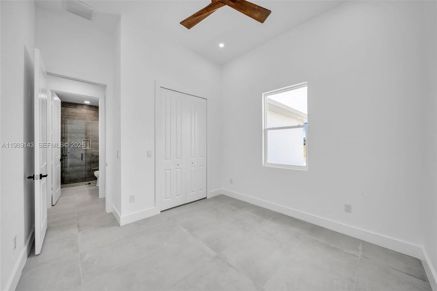 Spacious, unfurnished interior of a new home in , Cape Coral (Image 19).