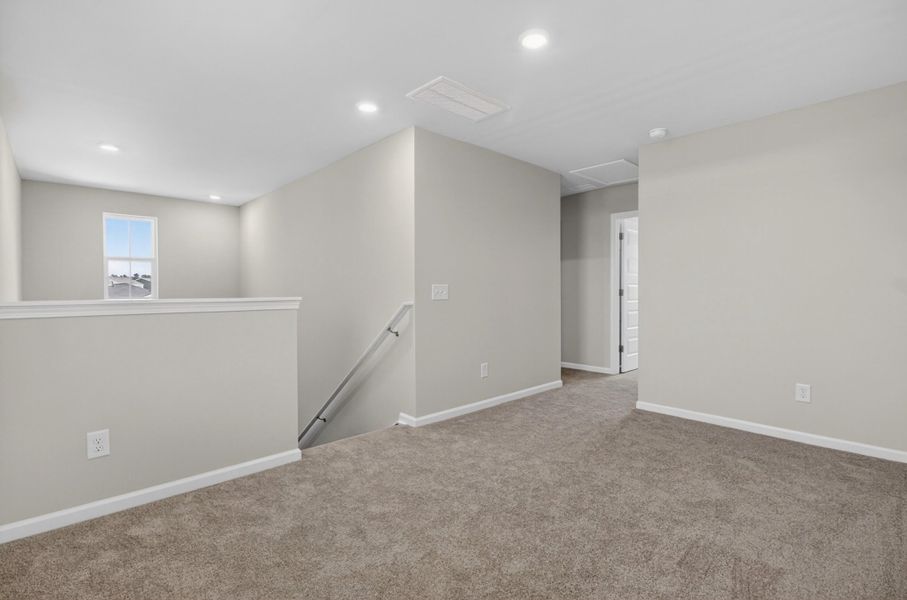 Spacious, unfurnished interior of a new home in Lindera Preserve at Cane Bay Plantation, Summerville (Image 12).