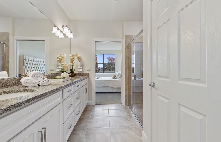 Owner's bath with dual sinks Owner's bath with dual sinks