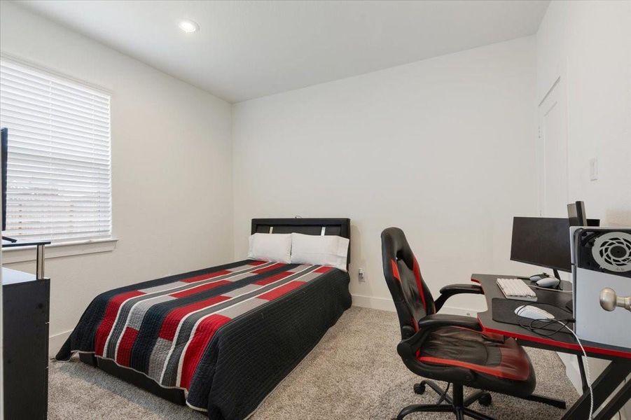 Furnished interior view inside a new home in Meridiana, Iowa Colony (Image 16).