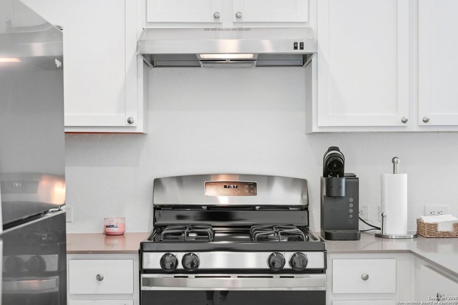 Close-up of interior finishes inside a home in Lodi Grove, Floresville (Image 22).