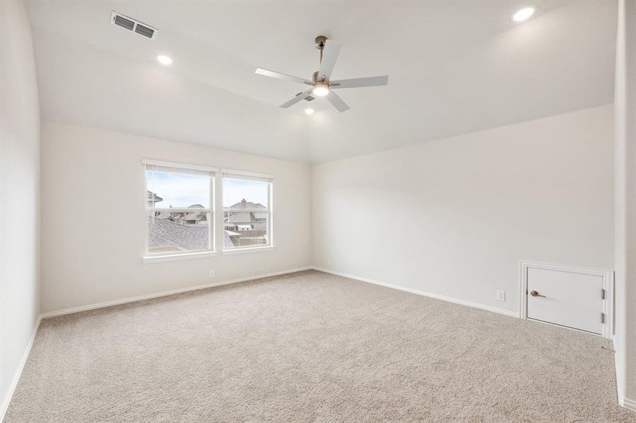 Spacious, unfurnished interior of a new home in Hayes Crossing, Midlothian (Image 33).
