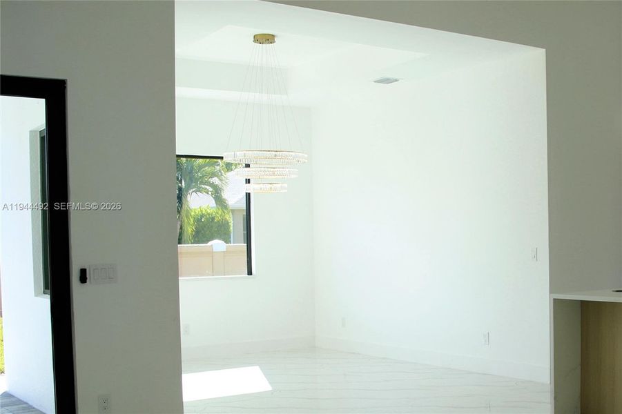 Spacious, unfurnished interior of a new home in , Cape Coral (Image 10).