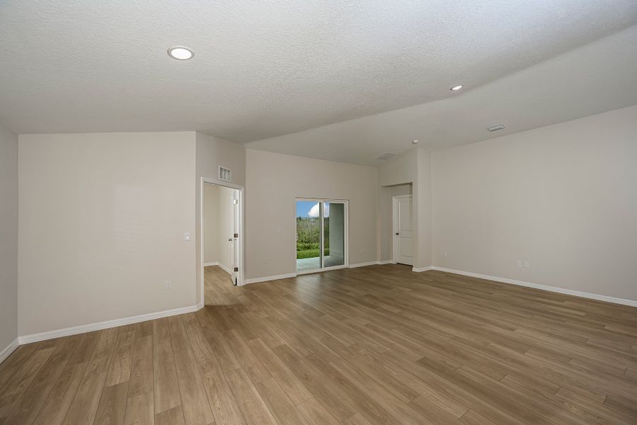 Spacious, unfurnished interior of a new home in Scenic Terrace, Haines City (Image 58).