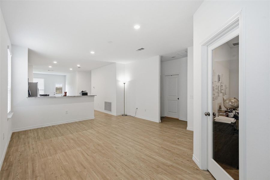 Spacious, unfurnished interior of a new home in Mavera, Conroe (Image 20).