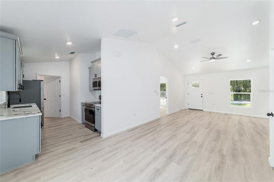 Spacious, unfurnished interior of a new home in , Ocala (Image 26).