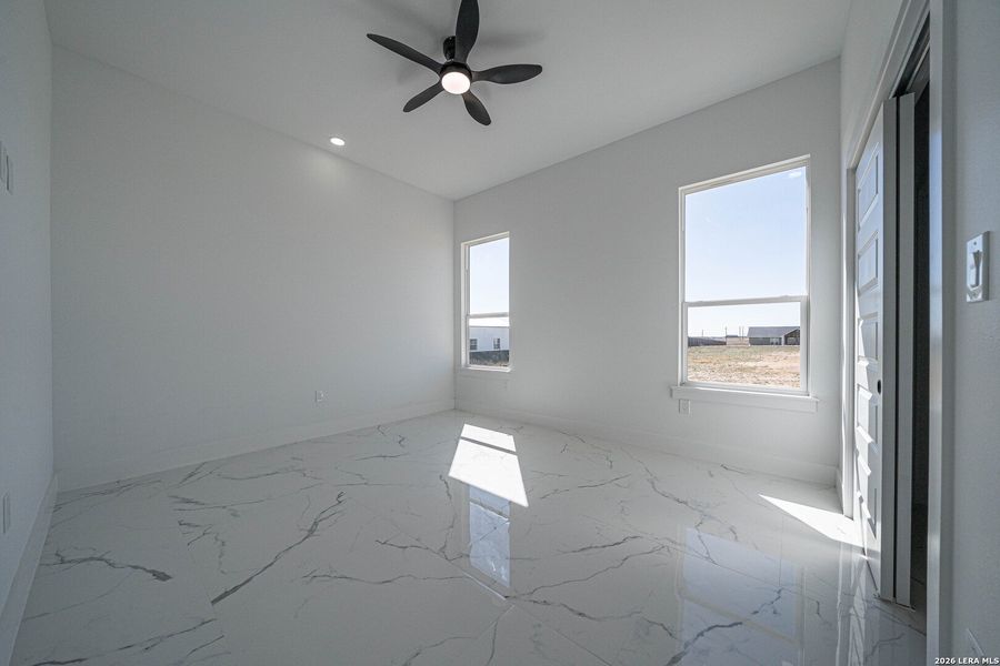 Spacious, unfurnished interior of a new home in , La Vernia (Image 34).
