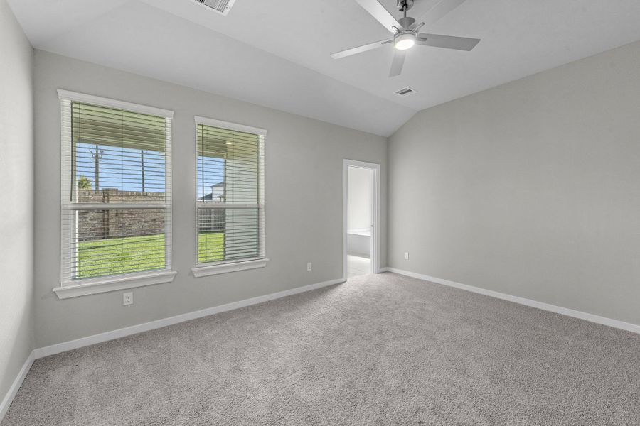 Spacious, unfurnished interior of a new home in Briarwood Crossing, Rosenberg (Image 15).