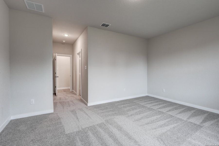 Spacious, unfurnished interior of a new home in Mesa Vista, San Antonio (Image 18).