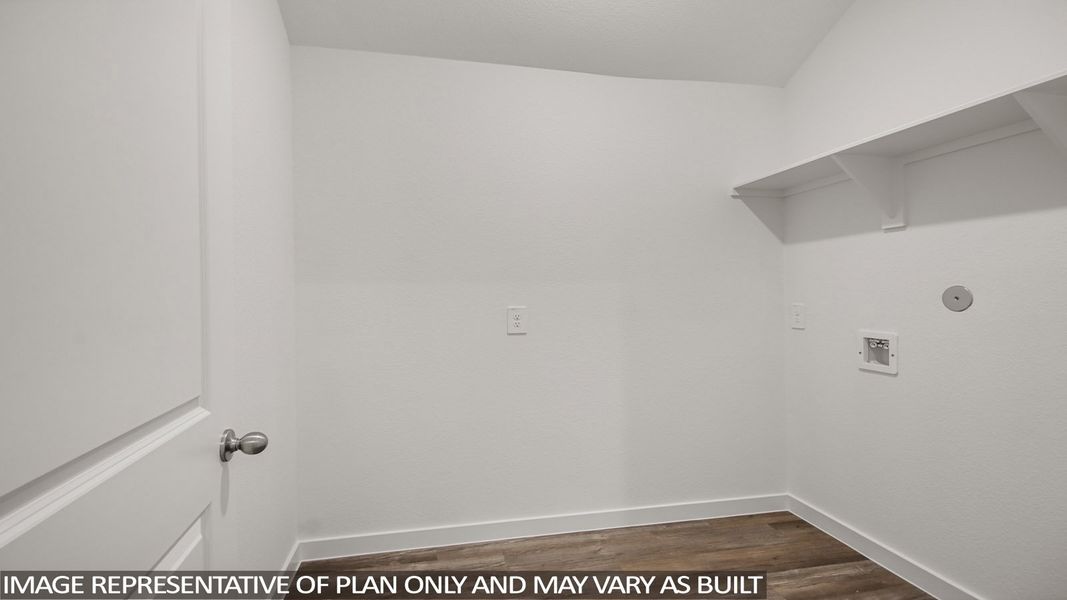 Spacious, unfurnished interior of a new home in Silverthorne, Conroe (Image 18). Spacious, unfurnished interior of a new home in Silverthorne, Conroe (Image 18).
