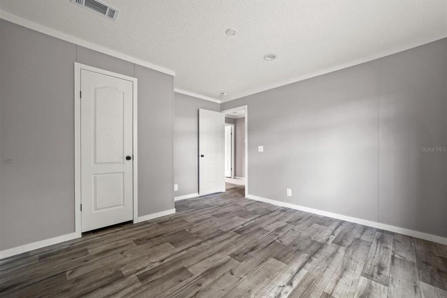 Spacious, unfurnished interior of a new home in , Okeechobee (Image 9).
