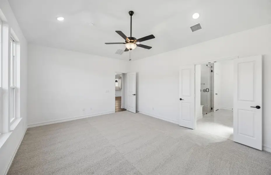 Spacious, unfurnished interior of a new home in Wellington, Fort Worth (Image 25).