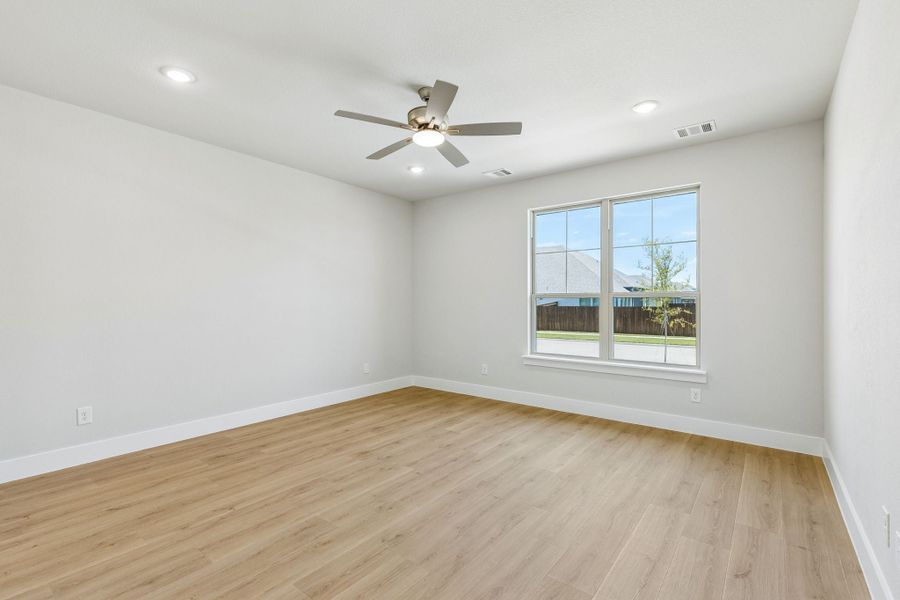 Spacious, unfurnished interior of a new home in Dove Hollow, Waxahachie (Image 19).