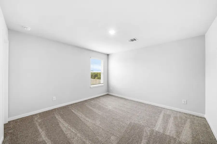 Spacious, unfurnished interior of a new home in Country Creek, Mont Belvieu (Image 15).