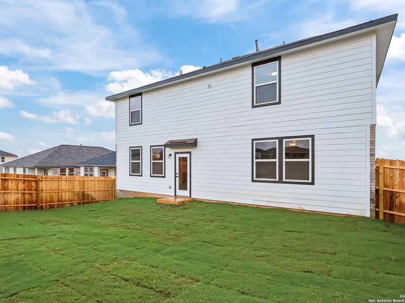 Exterior details and patio area of a home in Comanche Ridge, San Antonio (Image 3).