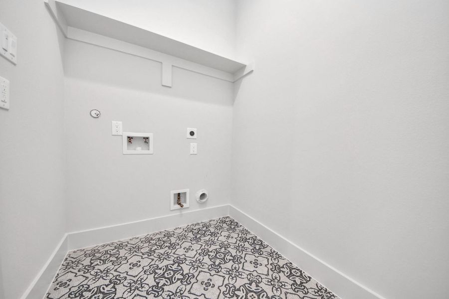 Spacious, unfurnished interior of a new home in Alicante, Houston (Image 22).