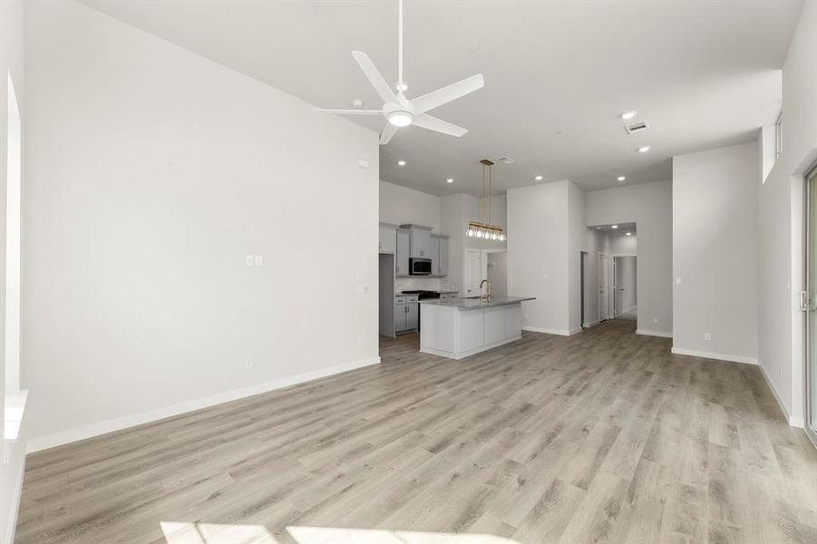 18. 628 Oakridge - Family (2) 18. 628 Oakridge - Family (2)