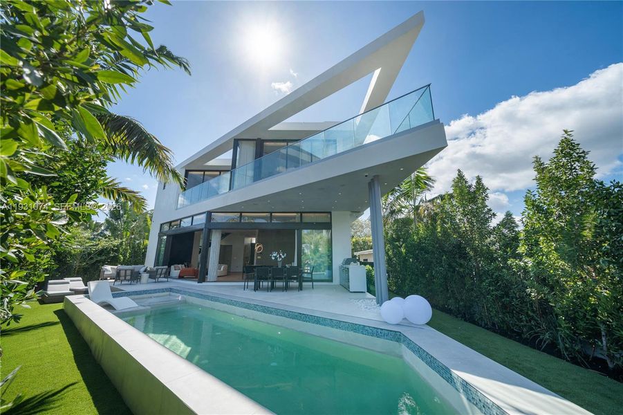 Exterior details and patio area of a home in , Miami Beach (Image 30).