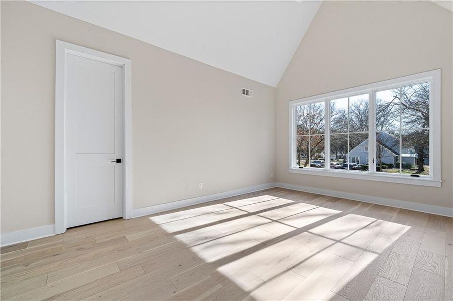 Spacious, unfurnished interior of a new home in , Alpharetta (Image 44).