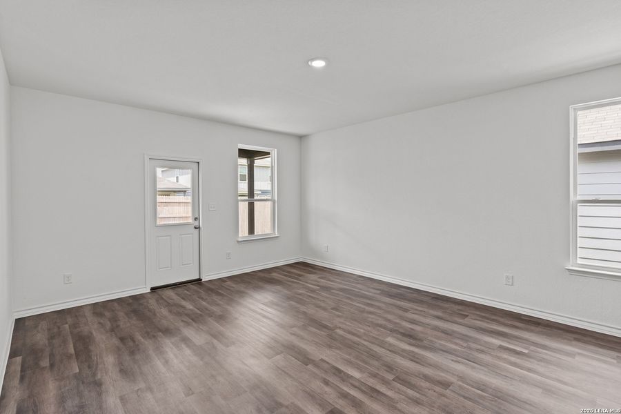 Spacious, unfurnished interior of a new home in Cinco Lakes, San Antonio (Image 23).