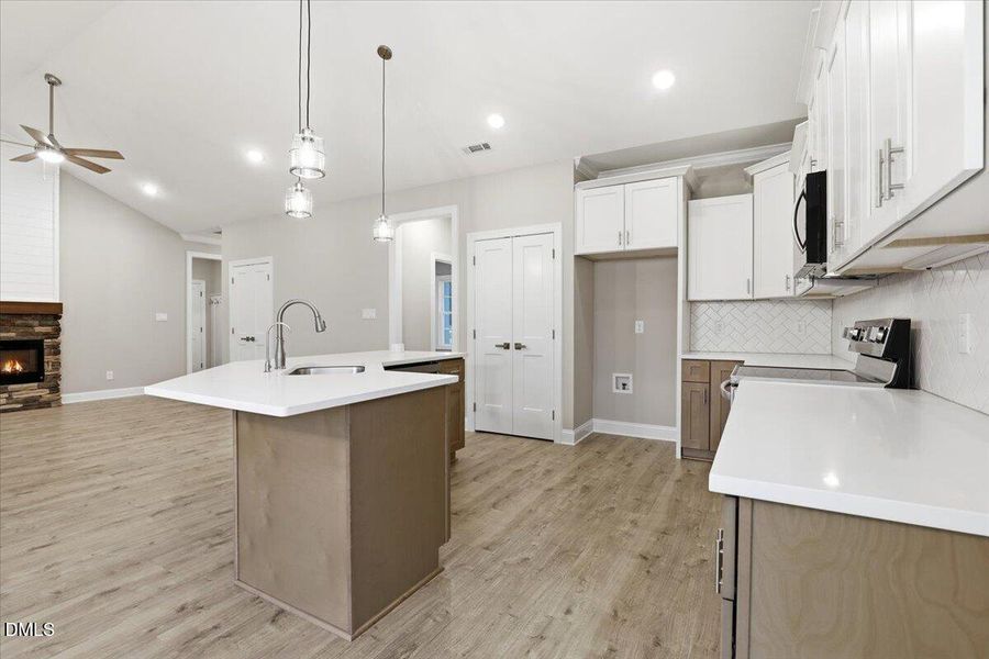 15-7379 Hill Rd-15