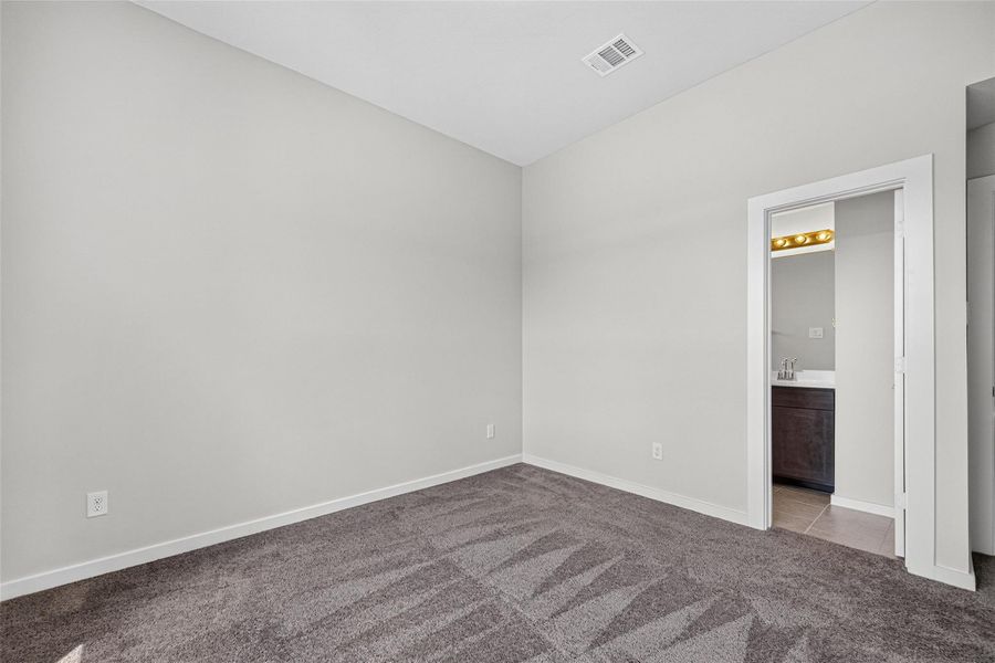 Spacious, unfurnished interior of a new home in , Mont Belvieu (Image 44).