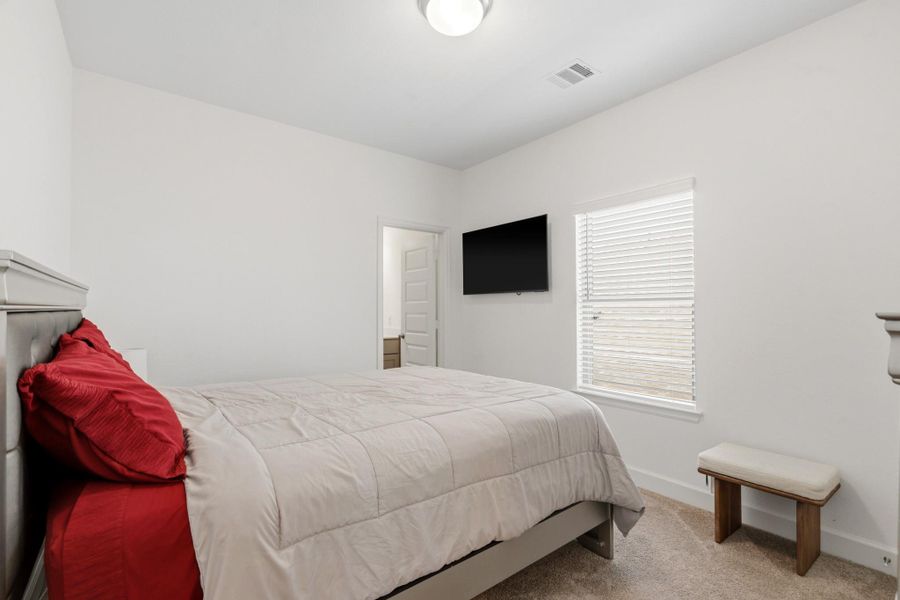 Comfortable secondary bedroom with ample space and natural lighting