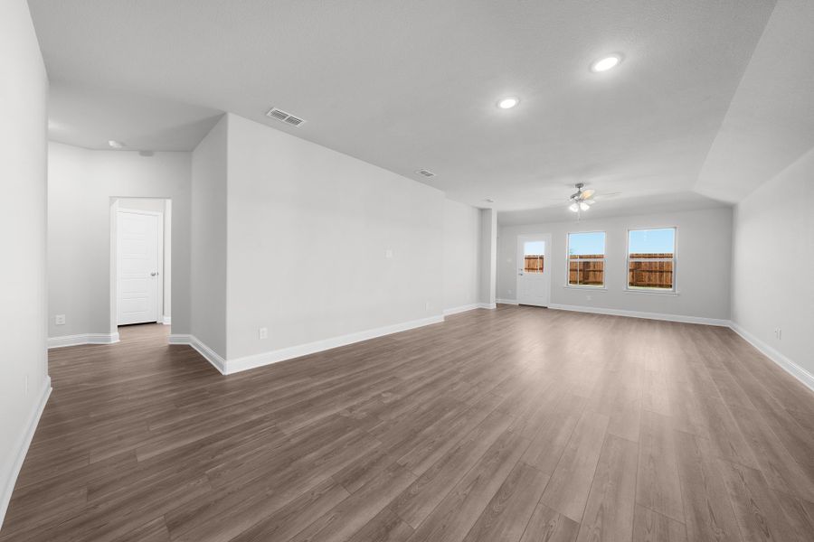 Spacious, unfurnished interior of a new home in Stonecreek, Sulphur Springs (Image 20).
