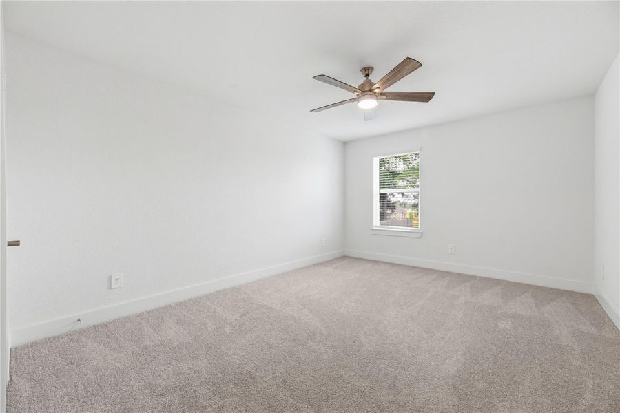 Secondary bedroom.
