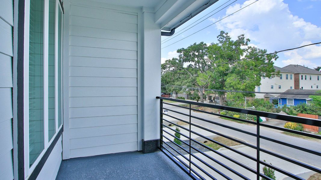 Exterior details and patio area of a home in Shady Acres, Houston (Image 4).