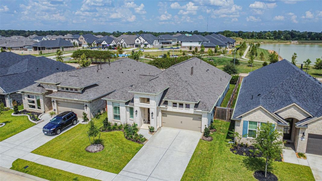 Easy access to neighborhood amenities like splash pad, lakes, walking trails, and multiple parks. Easy access to neighborhood amenities like splash pad, lakes, walking trails, and multiple parks.