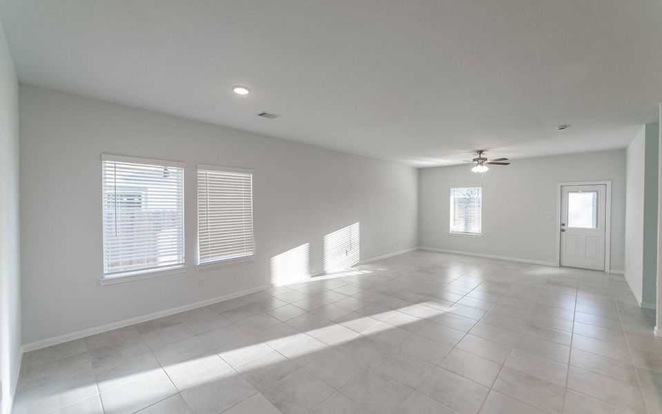 Spacious, unfurnished interior of a new home in Cielo, Conroe (Image 10).