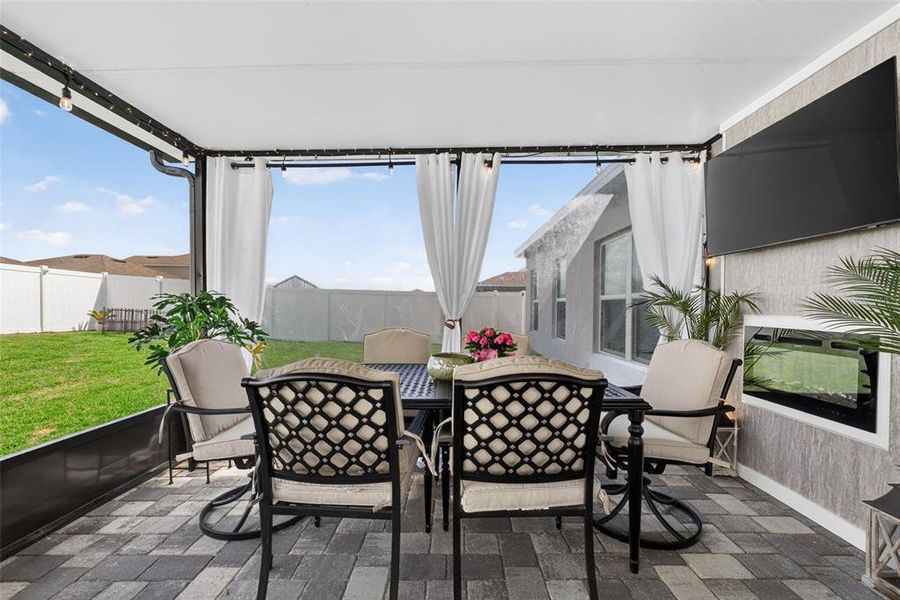 Exterior details and patio area of a home in Laurel Glen, Haines City (Image 4).