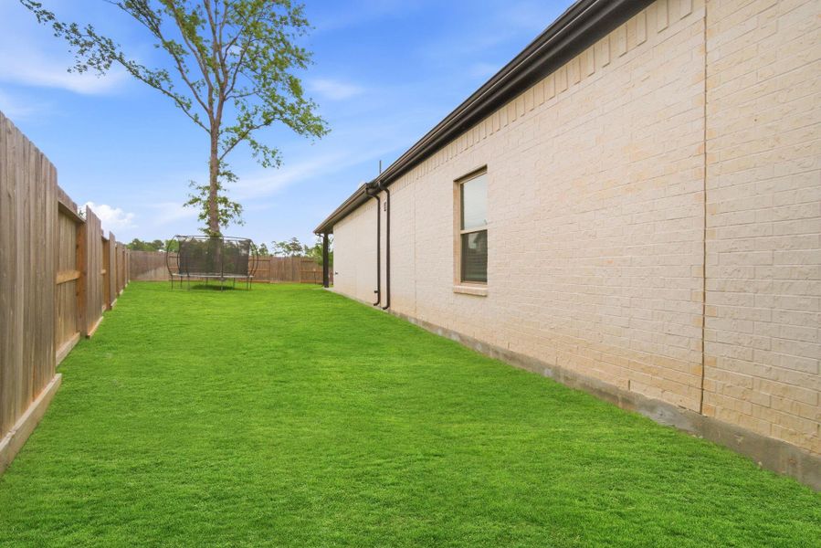 Exterior details and patio area of a home in , Willis (Image 4).
