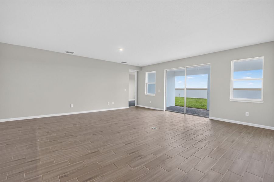 Spacious, unfurnished interior of a new home in Pasadena Ridge Master, Dade City (Image 10).