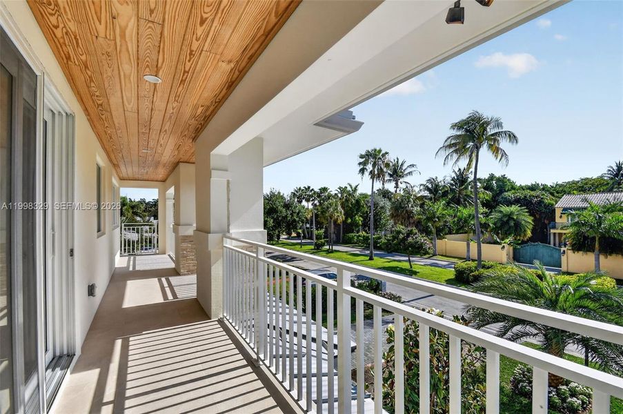 Exterior details and patio area of a home in , Lake Worth (Image 34).
