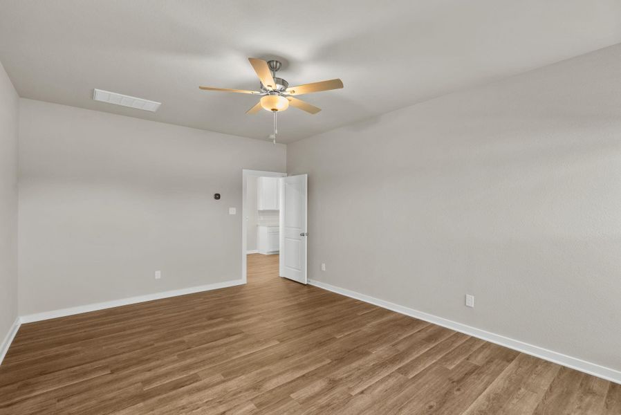 Spacious, unfurnished interior of a new home in Creekhaven, Rosharon (Image 23).