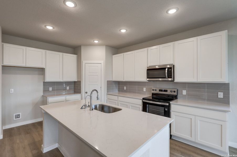Furnished interior view inside a new home in Hiddenbrooke, Seguin (Image 10).