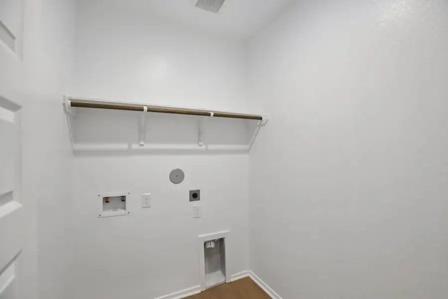 Spacious, unfurnished interior of a new home in Sorella, Tomball (Image 22).
