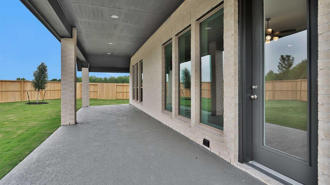 Exterior details and patio area of a home in Valencia, Manvel (Image 2).