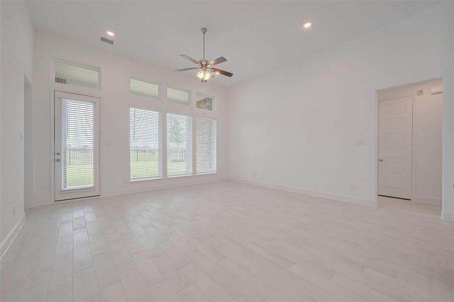 Spacious, unfurnished interior of a new home in Lago Mar, Texas City (Image 27).