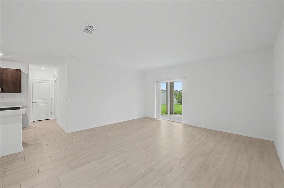 Spacious, unfurnished interior of a new home in Park East, Plant City (Image 34).