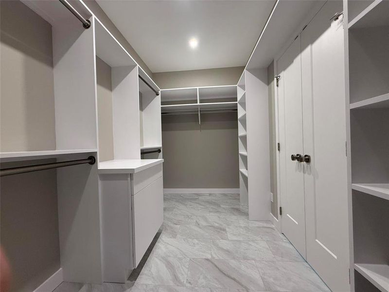 Spacious, unfurnished interior of a new home in , Fort Worth (Image 36).